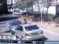 两车顶牛 江苏宿迁市某小区的惊险一幕